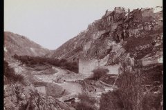 Guillaume Berggren’in 1870’lerde Hacıbayram’dan çektiği fotoğraf, Hisar ve Hatip Çayının o dönemdeki durumunu günümüzle karşılaştırmamızı sağlayan bir belge. Çayın üzerinde sur duvarıyla bağlantılı bent ve yakınındaki Tabakhane Köprüsü ve çevresindeki yeşil alanlar yer alıyor. Köprünün yanındaki çeşme bölgede yaşayanların burada geçmişte doğal bir su kaynağı olduğuna dair söylediklerini teyit ediyor.