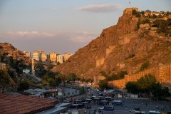 Hacıbayram’dan Hisar ve Bentderesine doğru Berggren’in fotoğrafıyla aynı açıdan bakıldığında vadinin bitiminde yükselen yeni yapılarla geleneksel konut dokusu ve doğal topografya arasındaki ölçek farkı, karşıtlık ve bu yapıların iklime olası etkileri daha net görülüyor. Öte yandan arkeolojik kazılar ve arkeopark düzenlemesi devam ediyor.