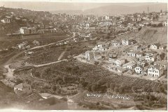 1930’larda bent deresi üzerindeki tarihi köprüler ve çevresindeki tarla ve bahçeler varlığını sürdürüyor. Bu dönemde çevre yamaçlarda yapılaşmayla birlikte arka plandaki şehir hızla büyümekte. (Altındağ Belediyesi Arşivi). -1