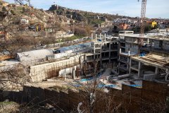 Bentderesi Mesiresi’nin bulunduğu alanda inşaatı devam eden betonarme yapı geleneksel- tarihi doku arasında bulunuyor. Karşıdan bakıldığında az katlı gibi görünse de aslında zemin altındaki katlarıyla çok katlı bir yapı. Bu tarz bir yapının inşaat süreci temel kazılarından başlayarak önemli çevresel yükler oluşturmaktadır.