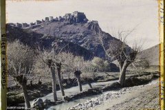 1922 yılında çekilen fotoğraflarda Hisar tepesinin günümüzdekine benzer şekilde ağaçsız kayalık dokusu görülebiliyor. Hatip Çayı yatağındaki birkaç ağaç dışında çevresindeki alanlar doğal çayır görünümünde. (Frederic Gadmer, Turkey, Angora, Bende-Deressi Gorges and North Walls, https://collections.albert-kahn.hauts-de-seine.fr)