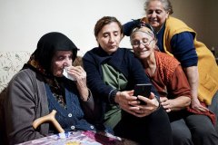 Alzheimer hastası olan anam Sultan Aslan, Kuşadası’ndan ziyarete gelen torunu Sultan, yanında kaldığı kızı Fadime ve Mersin’den gelen kızı Altınay’la birlikte telefon başında. Kuşadası’ndaki kızı Tülay’la konuşan anam ikisi erkek olmak üzere yedi çocuk sahibidir.