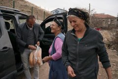 Ablam Fadime ve kuzen eşi Melek, ekmek aldıkları sırada satıcının balıklarını kapıp kaçan kedilere gülüyor. Evin içinden balıkların geçtiği vakitlerde köye gelen çerçilerin ürünlerinde ambalaj çöpü çıkmazdı.