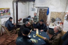 Abim Cuma, akşam yemeğinden sonra Yusuf Aydın’ın Gece Kahvesinde arkadaşlarıyla okey oynuyor. Köyde bulunan iki kahveden biri gündüz diğeri gece açılmaktadır.