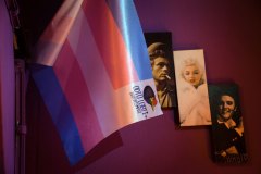 Savoy Bistro’ya girenleri “ODTÜ LGBT-İ Dayanışması” bayrağı, J. Dean, M.M. ve Elvis fotoğrafları karşılıyor. Ankara’da LGBT-İ bireylerin rahatsız edilmeden zaman geçirebilecekleri az sayıda mekan var.