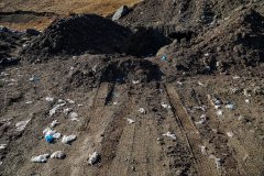 Van, Türkiye, 19. Aralık 2020. Belediyeler ölü hayvanları çöplük alanında açtıkları çukura atıyor. Dolana kadar açık kalan bu çukurlara giren köpekler diğerlerinin cesetlerini yemekte, bu durum hastalıkların yayılmasına zemin hazırlamaktadır. Van’da hayvan mezarlığı yoktur.