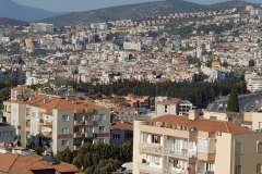 Apartmanlar ve siteler yaban hayvanlarının yaşam alanlarını hızla yok ediyor. Kuşadası kötü yapılaşmaya maruz kalmış tatil beldelerinden biri. Oldukça azalmış yaban hayatı ve yeşil alanlar tehdit altında.