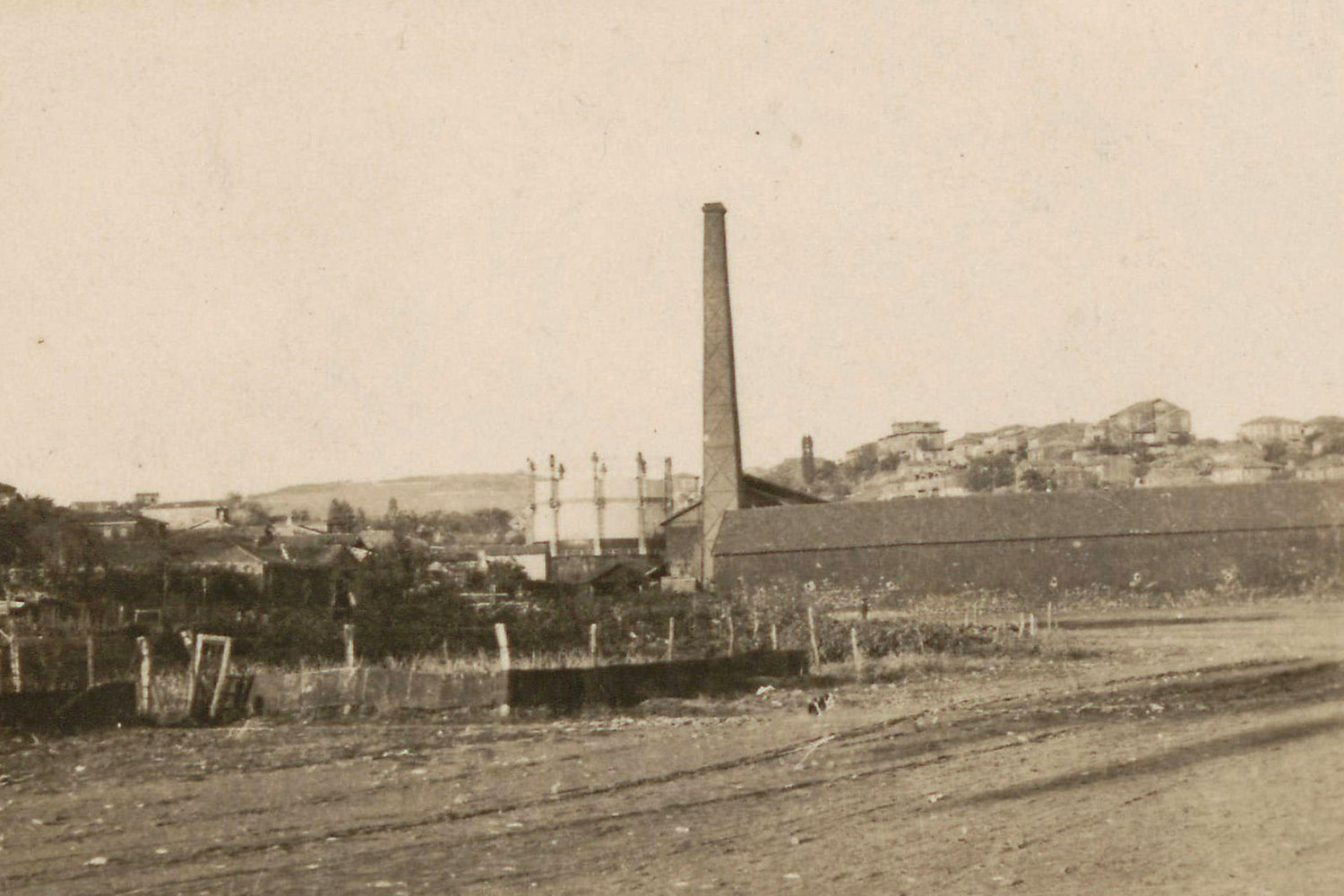 1920 Yılları Hasanpaşa Gazhanesi. (Salt araştırma albümü)