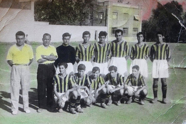 Fenerbahçe Genç takımı Eylül 1948 Hasanpaşa Gazhanesi sahasında. (internetten)