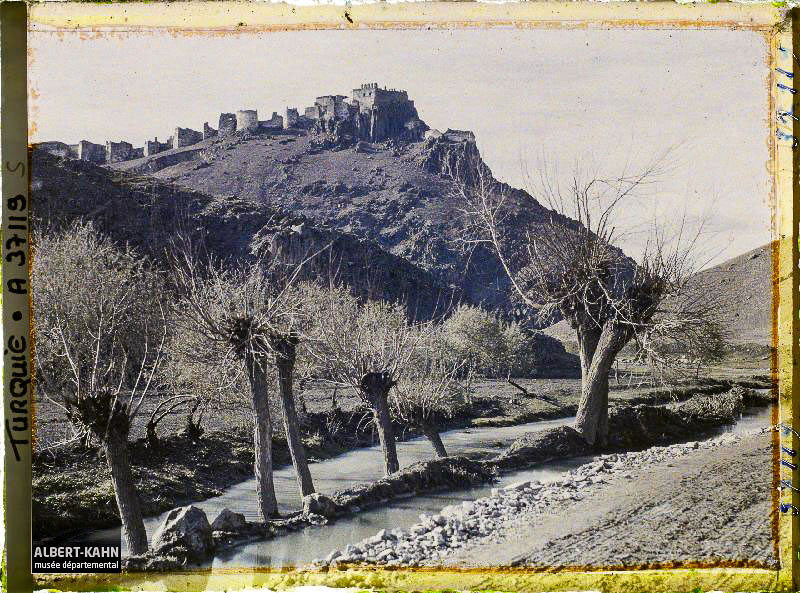 1922 yılında çekilen fotoğraflarda Hisar tepesinin günümüzdekine benzer şekilde ağaçsız kayalık dokusu görülebiliyor. Hatip Çayı yatağındaki birkaç ağaç dışında çevresindeki alanlar doğal çayır görünümünde. (Frederic Gadmer, Turkey, Angora, Bende-Deressi Gorges and North Walls, https://collections.albert-kahn.hauts-de-seine.fr)