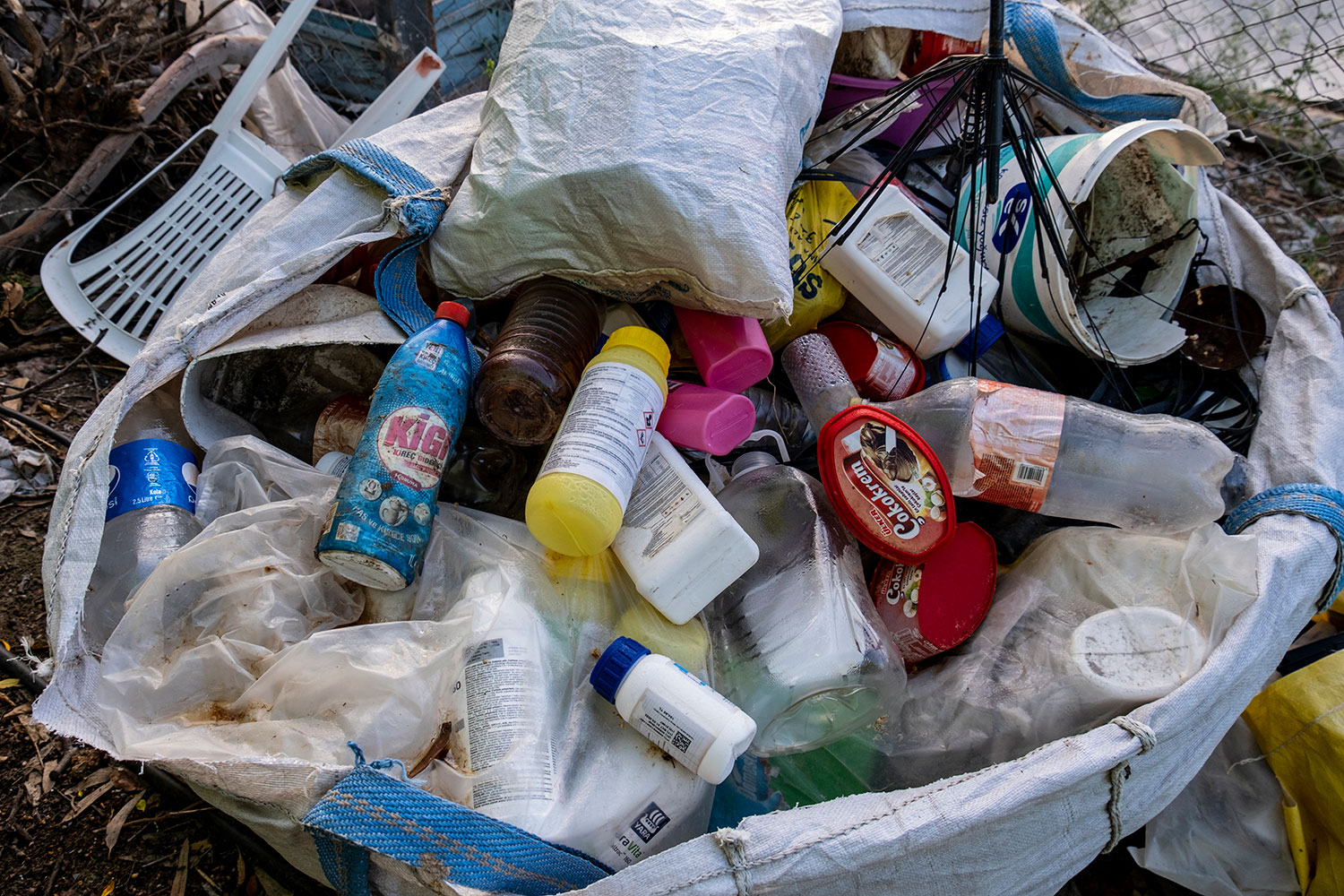 Seralardaki bitkilere uygulanan pestisitlerin ve tek kullanımlık plastik ambalajların atıkları endüstriyel kirlilik kaynağı oluşturuyor. Pestisitler doğrudan ve dolaylı olarak tüm canlıların yaşamını olumsuz etkilemektedir. Dünya sağlık örgütünün (WHO) 1995 yılında yayınlanan raporuna göre, her yıl dünyada yaklaşık 1 milyon insan pestisit sebebiyle zehirlenmekte, 20.000 kadarı da ölmektedir.