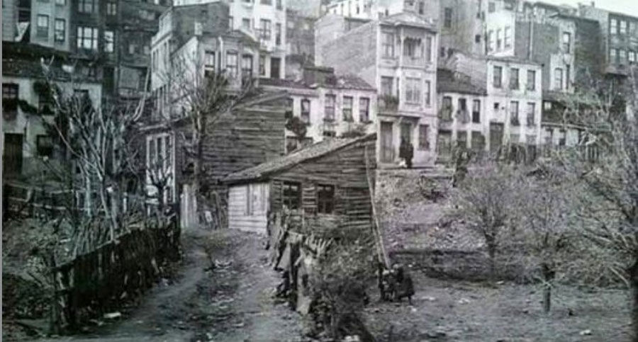 Üstündeki köprünün adıyla anılan Papaz Köprü Sokağı 1900’lü yıllarda Tatavla'nın Pera (Beyoğlu) ile bağlantısını sağlayan en önemli arterlerden biridir.