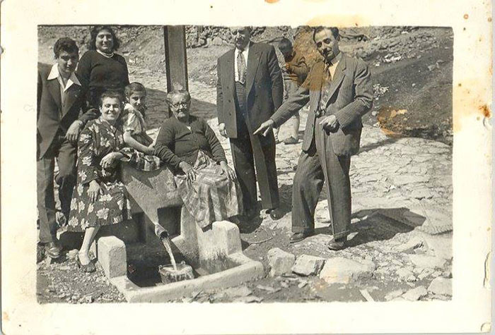 Rum müzisyen Dimitrios Ergen'in aile albümünden bir kare. Çocukluğu Tatavla'da geçen Ergen ve ailesi Küçük Akarca Çeşmesi başında hatıra fotoğrafı çektiriyor. Tarih 1949. Semt sakinlerinin günlük hayatında önemli yer tutan çeşme, yıllar içinde suyu cılızlaşarak kurumuş.(Kaynak: Tatavla'dan Kurtuluş'a Sayfası.)